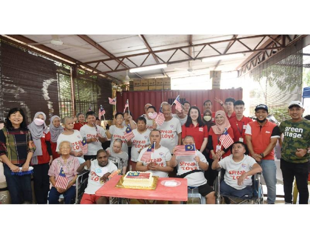 Sukarelawan GM Klang- Sinar Harian bergambar bersama penghuni Persatuan Rumah Amal Murni Kajang.