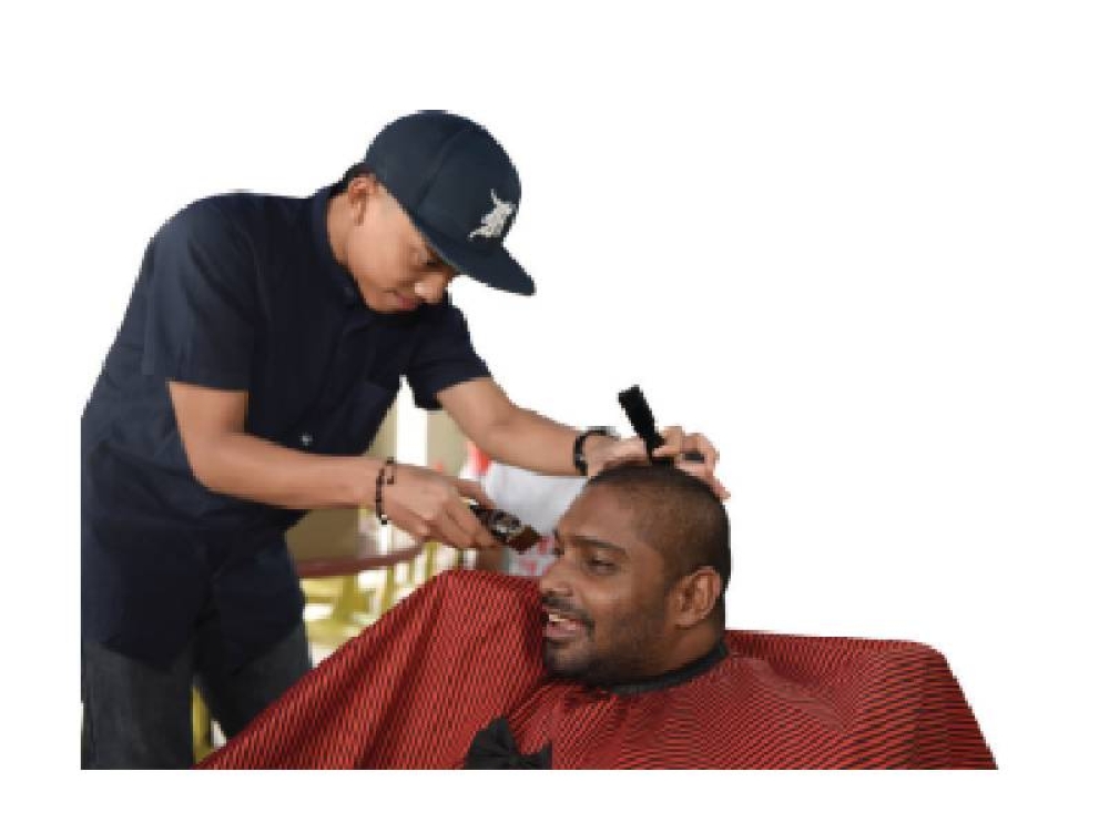 Perkhidmatan gunting rambut turut disediakan kepada penghuni pusat berkenaan.