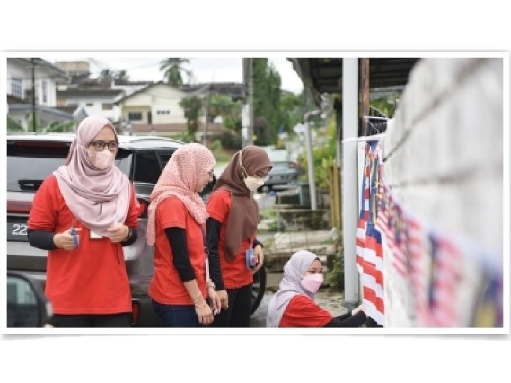 Pemasangan Jalur Gemilang giat dilakukan sukarelawan.