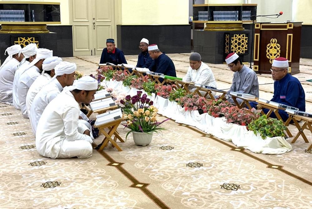 Muhammad Qayyim Nizar (tiga dari kanan) bersama-sama membacakan tadabbur di Kota Bharu, Kelantan.
