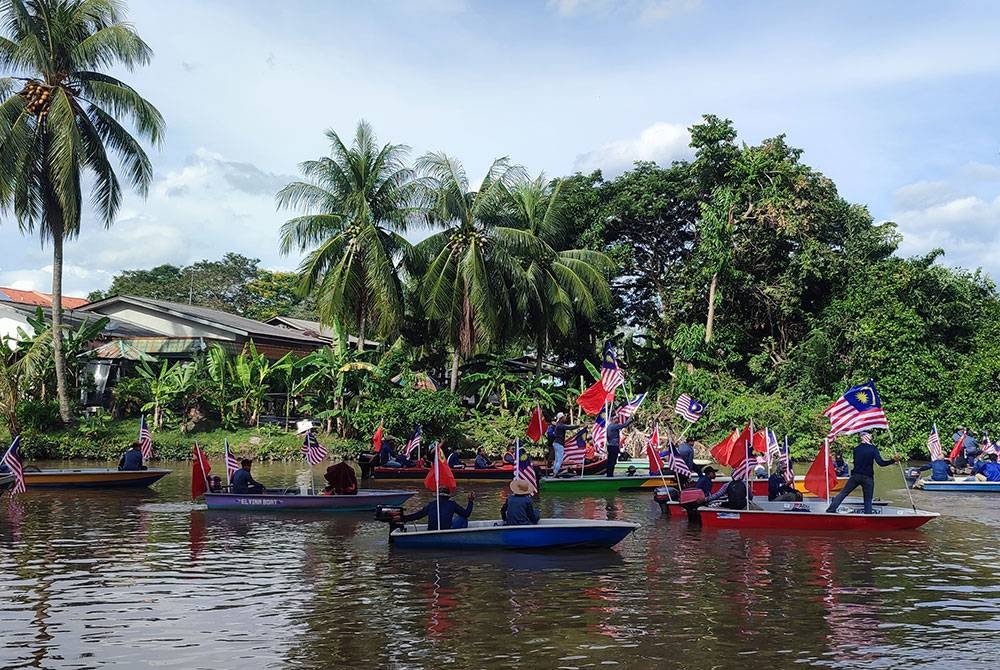 Peserta perarakan bot berlepas di pelantar Seberang Pantai Johor, Alor Setar pada Rabu.