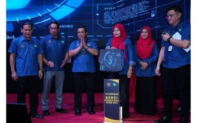 Pengerusi RISDA, Datuk Seri Dr Noraini Ahmad (tiga dari kanan) menyempurnakan gimik pelancaran BPKG 2023 yang telah bermula pada 1 Julai dan berakhir pada 31 Disember 2023 bagi membantu RISDA dalam merancang program dan strategi untuk meningkatkan produktiviti dan kesejahteraan pekebun kecil di seluruh Malaysia.