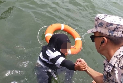 Pasukan Maritim Malaysia menyelamat mangsa bot karam dalam kejadian di perairan Kampung Puyut, Lahad Datu.