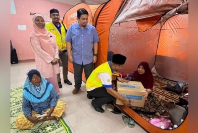 Sumbangan akan disalurkan kepada semua ketua keluarga yang terkandas di PPS di Dewan Persatuan Penduduk Flat Ampang Hilir.