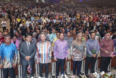 Anwar (tengah) bersama orang ramai semasa majlis Amanat Perdana Hari Kebangsaan di Pusat Konvensyen Antarabangsa Putrajaya (PICC) pada Rabu. - Foto Bernama