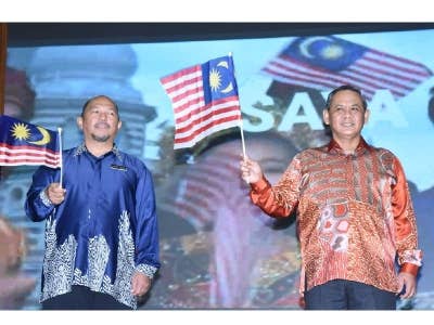 PIX: Aminuddin (kanan) bersama Setiausaha Kerajaan Negeri Sembilan, Datuk Mohd Zafir Ibrahim mengibarkan Jalur Gemilang semasa merasmikan program Kibar Jalur Gemilang Peringkat Negeri Sembilan di Seremban.