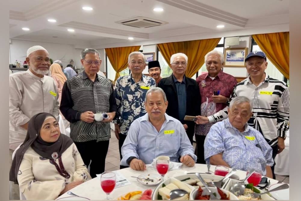 Mohamad Zain (berdiri, dua dari kanan) bersama guru dan bekas pelajar pada majlis tersebut.