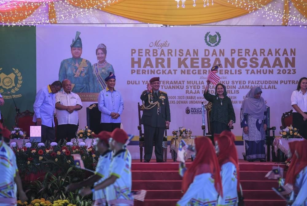 Tuanku Syed Faizuddin dan Tuanku Lailatul Shahreen Akashah Khalil berkenan berangkat pada Majlis Perbarisan dan Perarakan Hari Kebangsaan Tahun 2023 peringkat Negeri Perlis di Kompleks Dewan Undangan Negeri Perlis hari ini. Turut bersama Menteri Besar Perlis, Mohd Shukri Ramli. - Foto Bernama