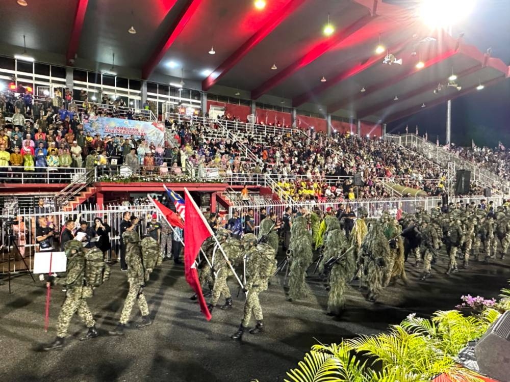Perarakan pasukan tentera di Stadium Sultan Muhammad ke-IV di Kota Bharu.