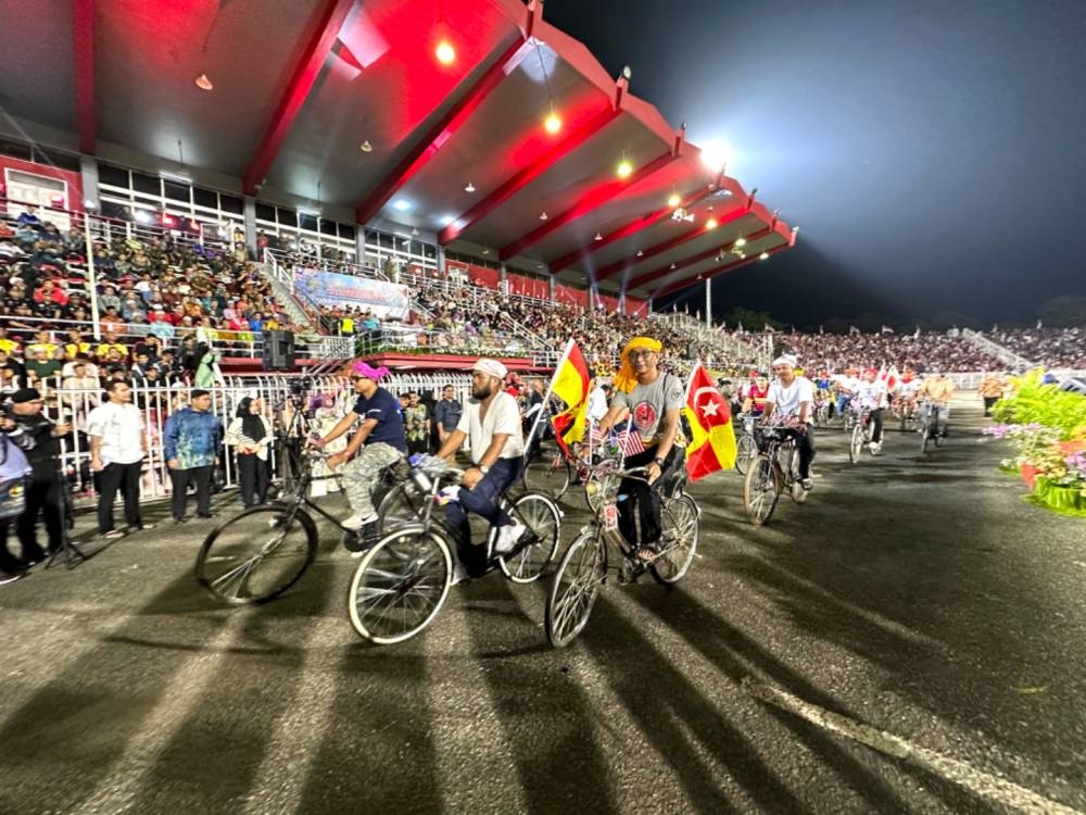 Perarakan basikal tua menarik perhatian hadirin di Kota Bharu.