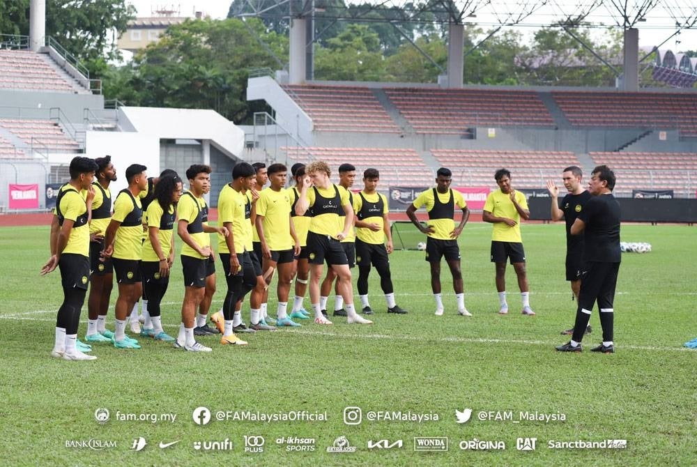 Pemain Harimau Muda giat menjalani latihan pusat sebagai persiapan Kelayakan Piala Asia B-23 2024 di Chonburi, Thailand, bulan depan. - FOTO: FB FAM