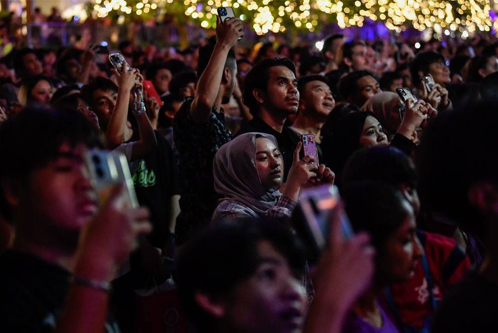 Orang ramai mengambil kesempatan membawa ahli keluarga untuk meluangkan masa sambil melihat pertunjukan bunga api bagi memeriahkan lagi sambutan Hari Kebangsaan 2023 di Menara Berkembar Petronas KLCC. Foto Bernama.