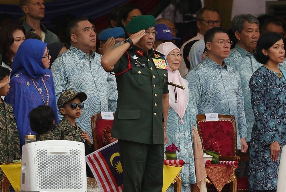 Yang di-Pertuan Agong Al-Sultan Abdullah Ri’ayatuddin Al-Mustafa Billah Shah berkenan memberi tabik hormat kepada Kawalan Kehormatan Utama dari Batalion Pertama Rejimen Askar Melayu Diraja pada sambutan Hari Kebangsaan Ke-66 bertemakan “Malaysia MADANI: Tekad Perpaduan Penuhi Harapan” di Dataran Putrajaya hari ini. - Foto: BERNAMA