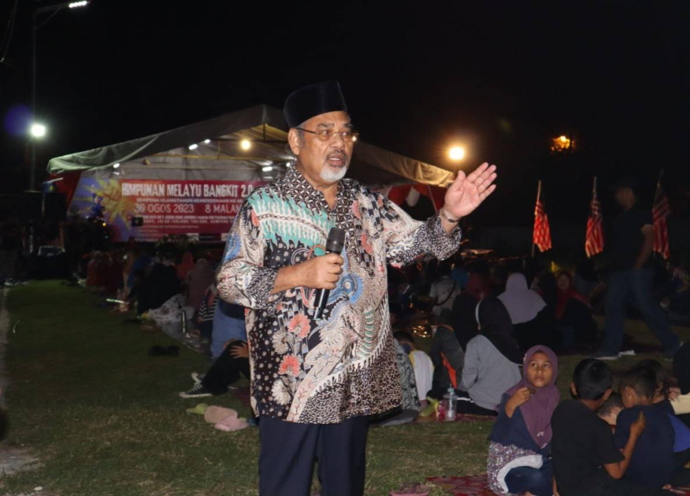 Tajuddin ketika berucap dalam Himpunan Melayu Bangkit 2.0 di pekarangan kediamannya di Jalan Tanjung Tualang, Kampung Gajah dekat pada Rabu.