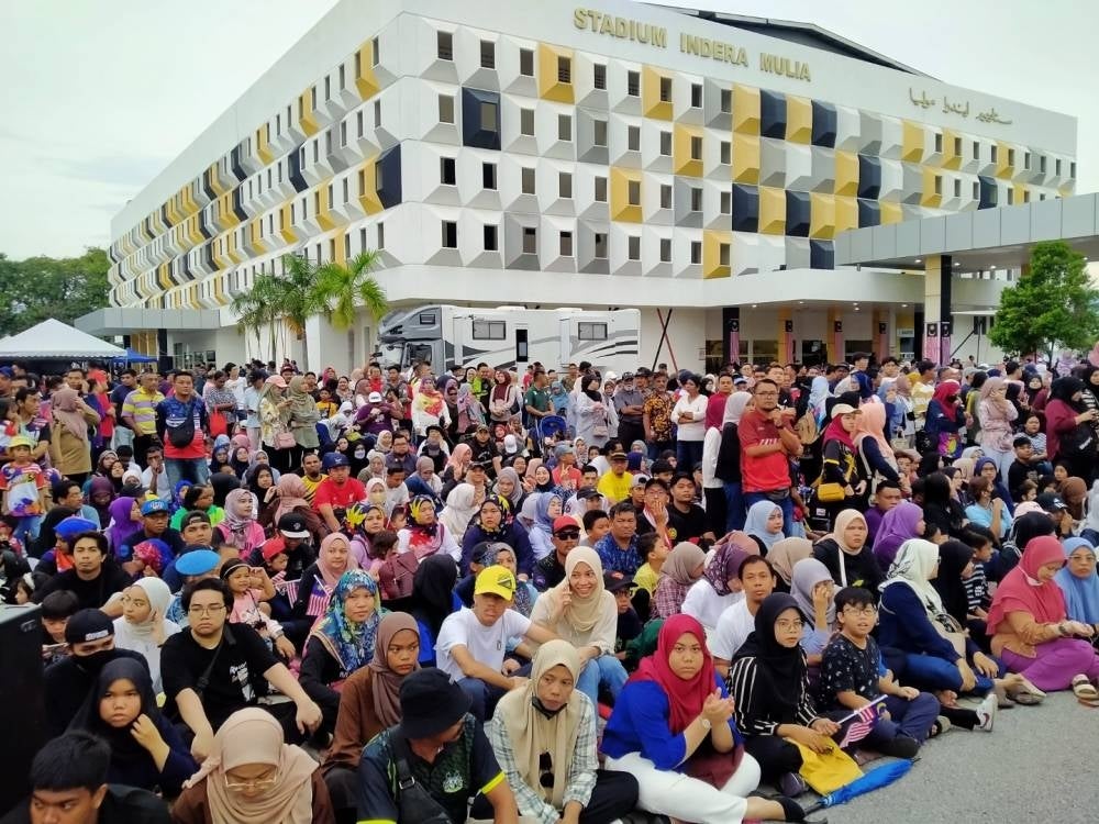 Sebahagian orang ramai yang hadir pada sambutan Hari Kebangsaan Tahun 2023 Peringkat Negeri Perak di pekarangan Stadium Indera Mulia, di sini pada Khamis.