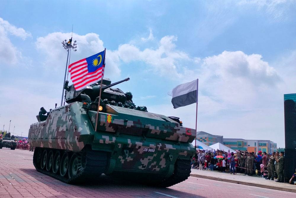 Kenderaan perisai milik Tentera Darat turut terlibat dalam perarakan Hari Kebangsaaan ke-66 di Padang MBK 4 di sini pada Khamis.