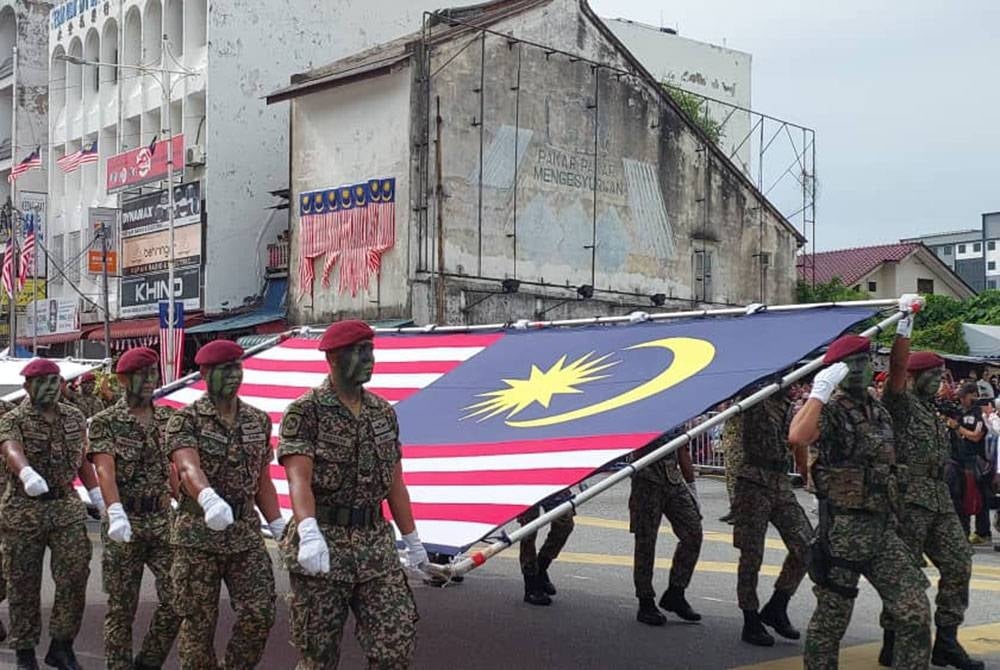 Pasukan keselamatan turut menyertai perarakan sempena Sambutan Hari Kebangsaan.