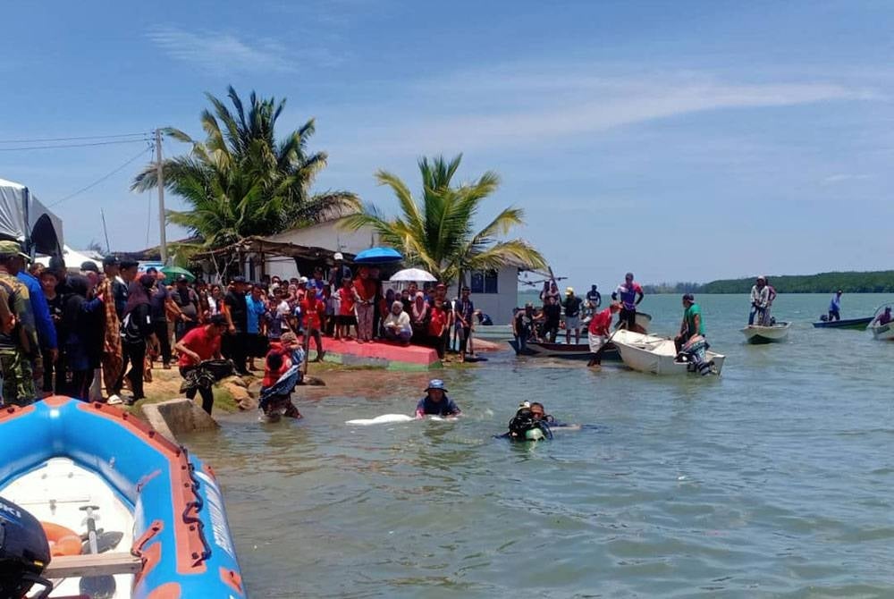 Pasukan PPDA turut berada di lokasi untuk melakukan selaman bagi mencari mangsa.