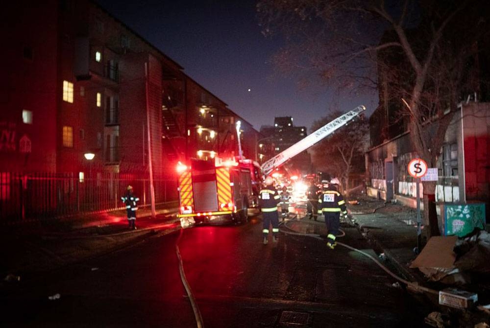 Operasi menyelamat sedang dijalankan dalam kebakaran di sebuah bangunan bertingkat di bandar Johannesburg, Afrika Selatan. - Foto AP