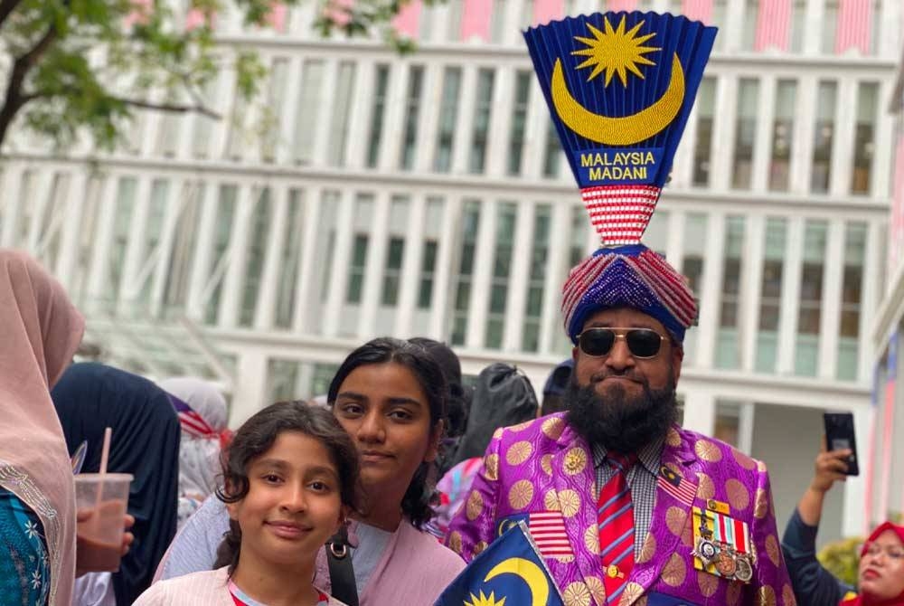 Mohammad Jamil bersama anaknya, Irha, ketika sambutan Hari Kebangsaan 2023 bertempat di Dataran Putrajaya pada Khamis.