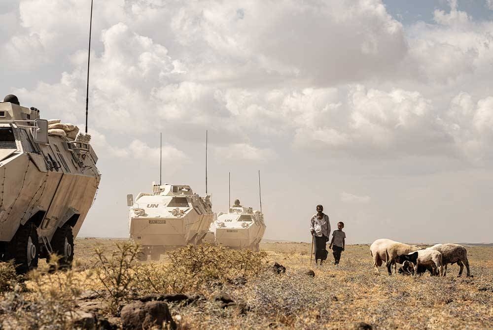 Adrian membina semula aset ketenteraan pada tahun 90-an untuk disesuaikan dengan jalan cerita.