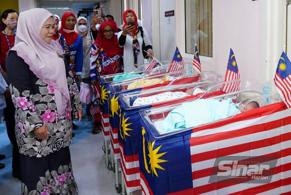 Dr Suraya (kiri) melihat ‘bayi merdeka’ yang diraikan pada Majlis Sambutan Bayi Merdeka Hospital Putrajaya 2023 pada Khamis. - Foto Sinar Harian/ Mohd Halim Abdul Wahid