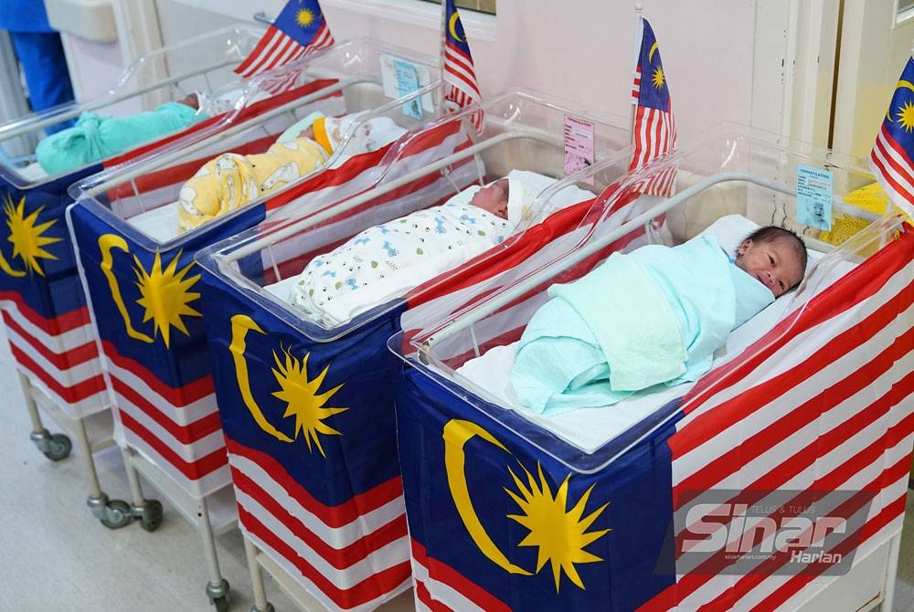 Empat dari lima bayi yang lahir setakat jam 2 petang diraikan pada Majlis Sambutan Bayi Merdeka Hospital Putrajaya 2023 pada Khamis. - Foto Sinar Harian/ Mohd Halim Abdul Wahid