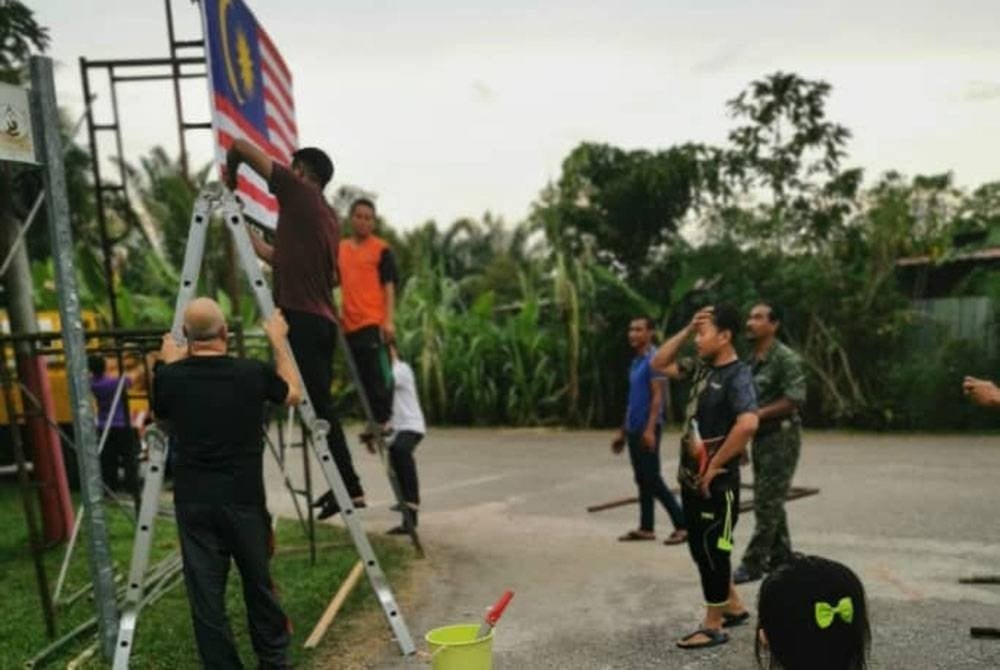 Suasana ketika penduduk menghias lorong perumahan masing-masing.