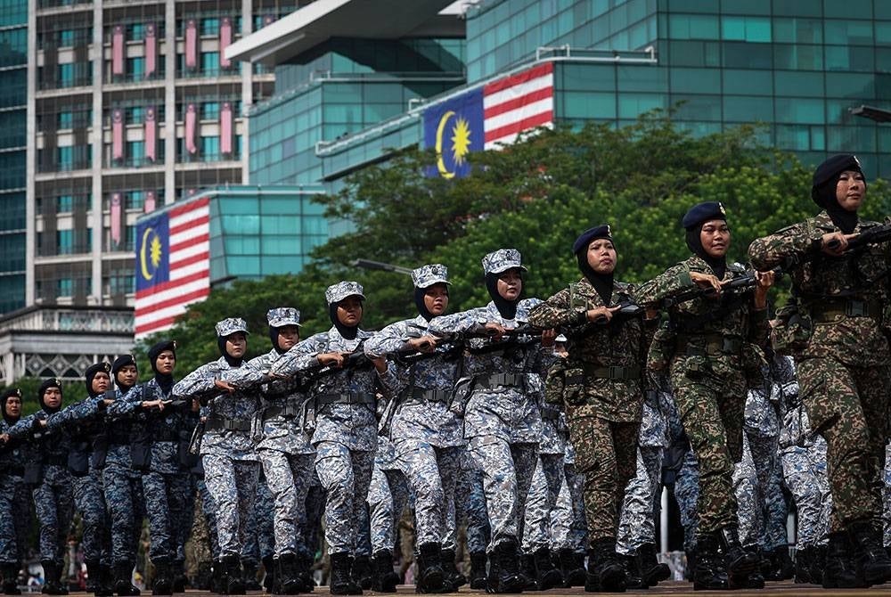 Perbarisan dari anggota wanita Angkatan Tentera memeriahkan sambutan Hari Kebangsaan 2023 di Dataran Putrajaya hari ini.