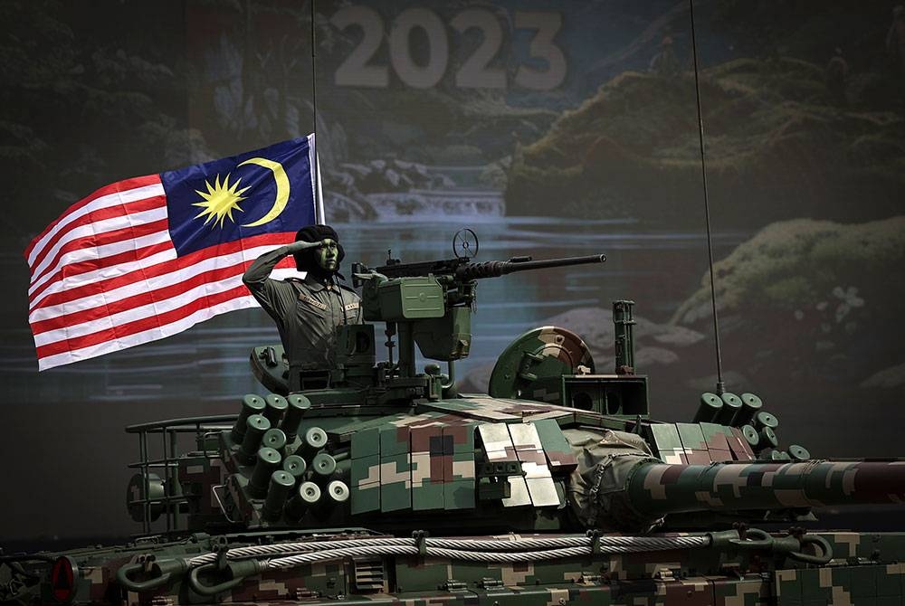Anggota tentera menaiki kereta kebal semasa perarakan sambutan Hari Kebangsaan 2023 di Dataran Putrajaya hari ini.