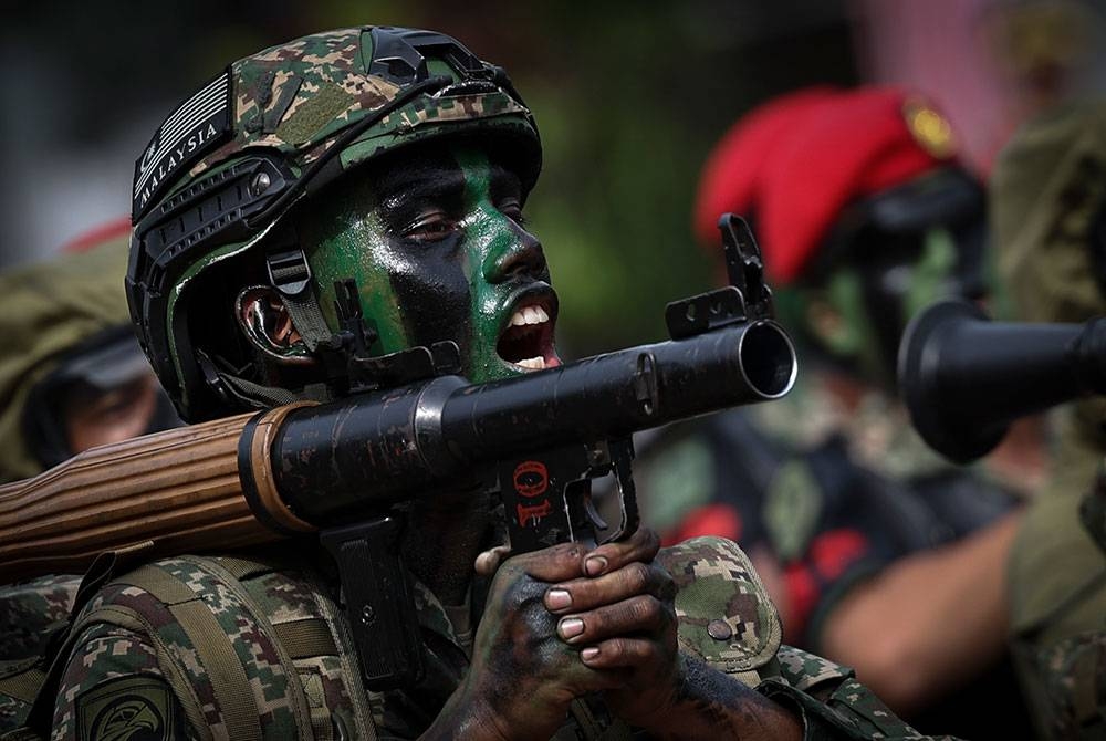 Perbarisan anggota Angkatan Tentera Malaysia antara tarikan sambutan Hari Kebangsaan 2023 di Dataran Putrajaya hari ini.