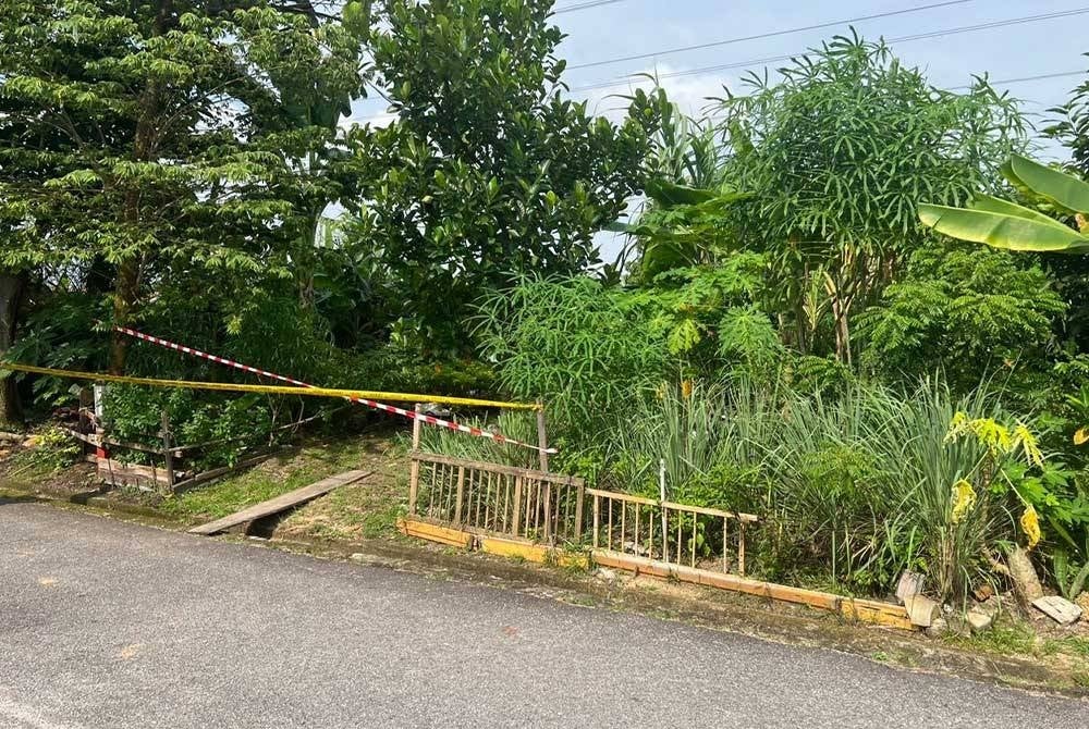 Polis menutup kawasan itu dengan memasang pita keselamatan.