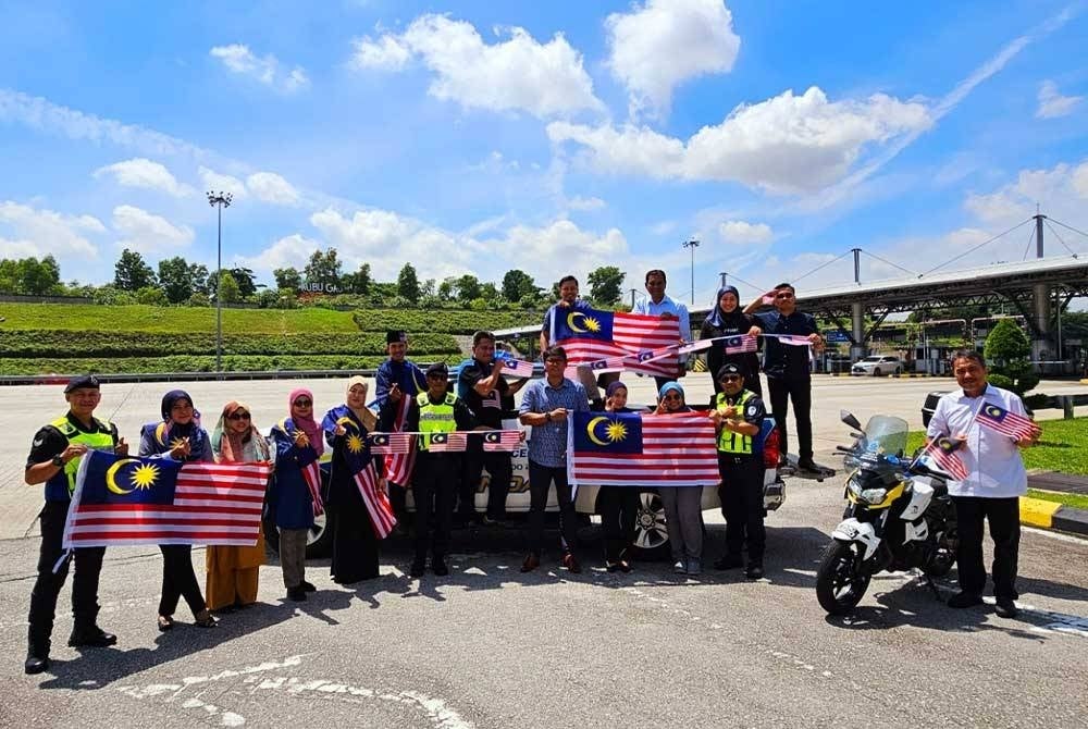 Prolintas agih 1,957 nasi lemak percuma kepada pengguna jalan raya. - Foto Prolintas