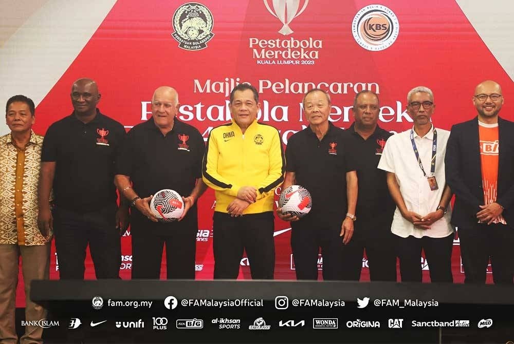 Zainal (dua dari kiri) dan Dollah (tiga dari kanan) pada majlis pelancaran Pestabola Merdeka 2023 pada Khamis. - Foto Football Association of Malaysia