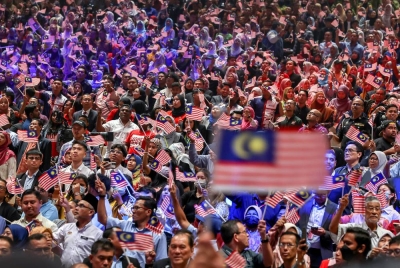 Para hadirin mengibarkan Jalur Gemilang semasa majlis Amanat Perdana Hari Kebangsaan oleh Perdana Menteri, Datuk Seri Anwar Ibrahim di Pusat Konvensyen Antarabangsa Putrajaya (PICC) pada Rabu. - Foto Bernama