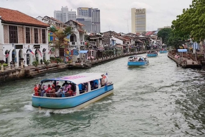 Bot MRC menyertai lintas langsung perarakan di Sungai Melaka di sini, pada Khamis.
