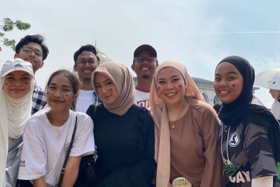 Presiden Majlis Perwakilan Pelajar (MPP) Universiti Tun Abdul Razak (UniRazak), Shazwan Samsuri, 22, (atas, dua dari kiri) yang menyambut acara itu bersama rakan-rakannya pada setiap tahun dan tiba seawal jam 4.30 pagi di Dataran Putrajaya.