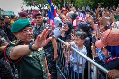 Yang di-Pertuan Agong Al-Sultan Abdullah Ri'ayatuddin Al-Mustafa Billah Shah berkenan menyantuni rakyat pelbagai kaum semasa sambutan Hari Kebangsaan 2023 di Dataran Putrajaya.- Foto Bernama.