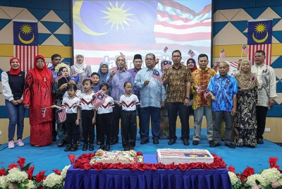 Aaron (enam, kanan) bersama tetamu menyanyikan lagu kemerdekaan pada Majlis Sambutan Anak Merdeka di Dewan Utama, Memorial Tun Hussein Onn pada Khamis. - Foto Bernama
