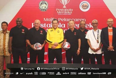Zainal (dua dari kiri) dan Dollah (tiga dari kanan) pada majlis pelancaran Pestabola Merdeka 2023 pada Khamis. - Foto Football Association of Malaysia
