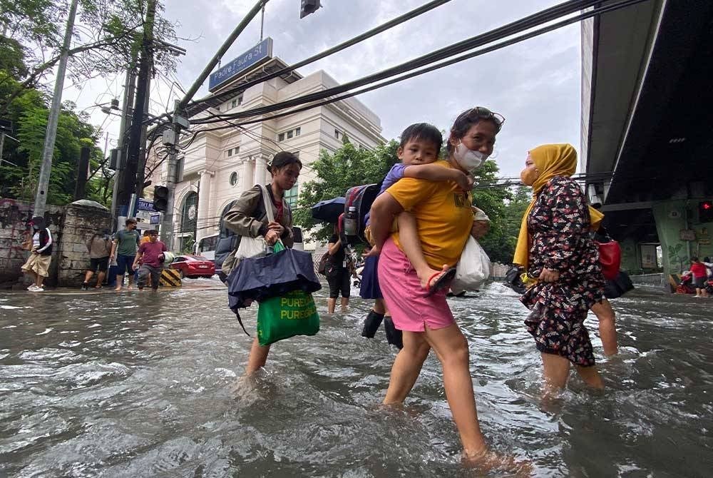 Taufan Super Saola mencetuskan banjir dan tanah runtuh di tujuh wilayah di Filipina. - Foto EPA