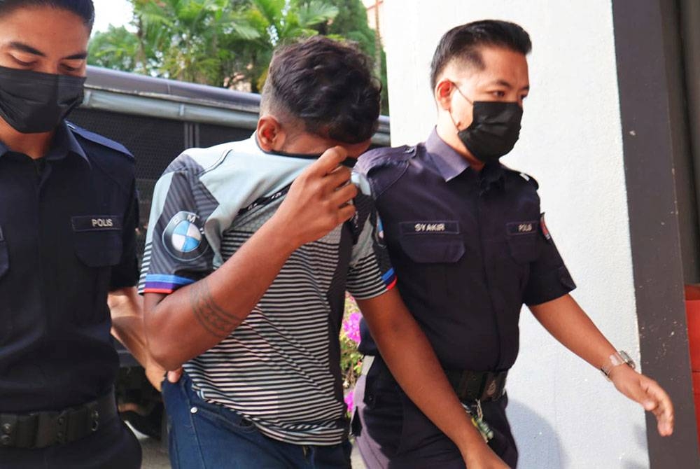 Remaja lelaki berusia 17 tahun dihadapkan ke Mahkamah Majistret Teluk Intan pada Jumaat atas tuduhan membunuh seorang lelaki yang juga kenalannya dekat Rungkup, bulan lalu.