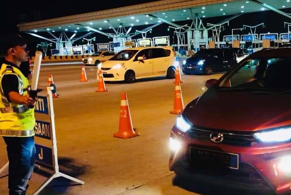 JPJ Selangor melaksanakan operasi ambang merdeka di Plaza Tol Puchong Selatan pada Rabu. - Foto JPJ Selangor