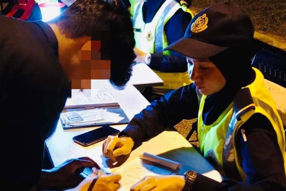 573 notis turut dikeluarkan atas pelbagai kesalahan di bawah Akta Pengangkutan Jalan 1987. - Foto ihsan JPJ Selangor