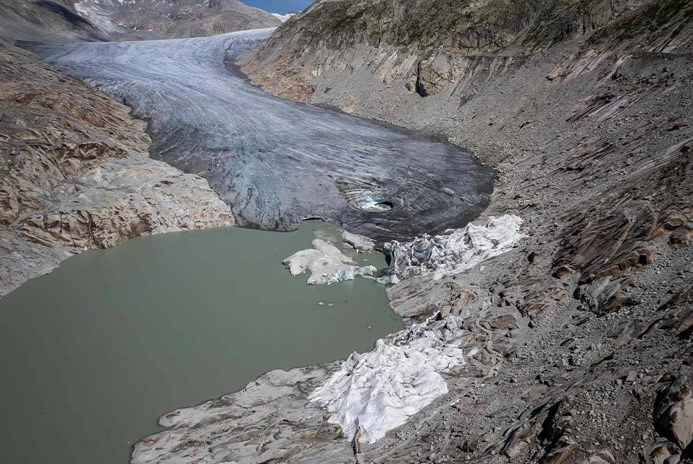 Satu rangka manusia yang dikenal pasti milik seorang pendaki gunung yang hilang sejak lebih 50 tahun lalu ditemukan ketika salji dan ais mencair di glasier Switzerland. - Foto AFP