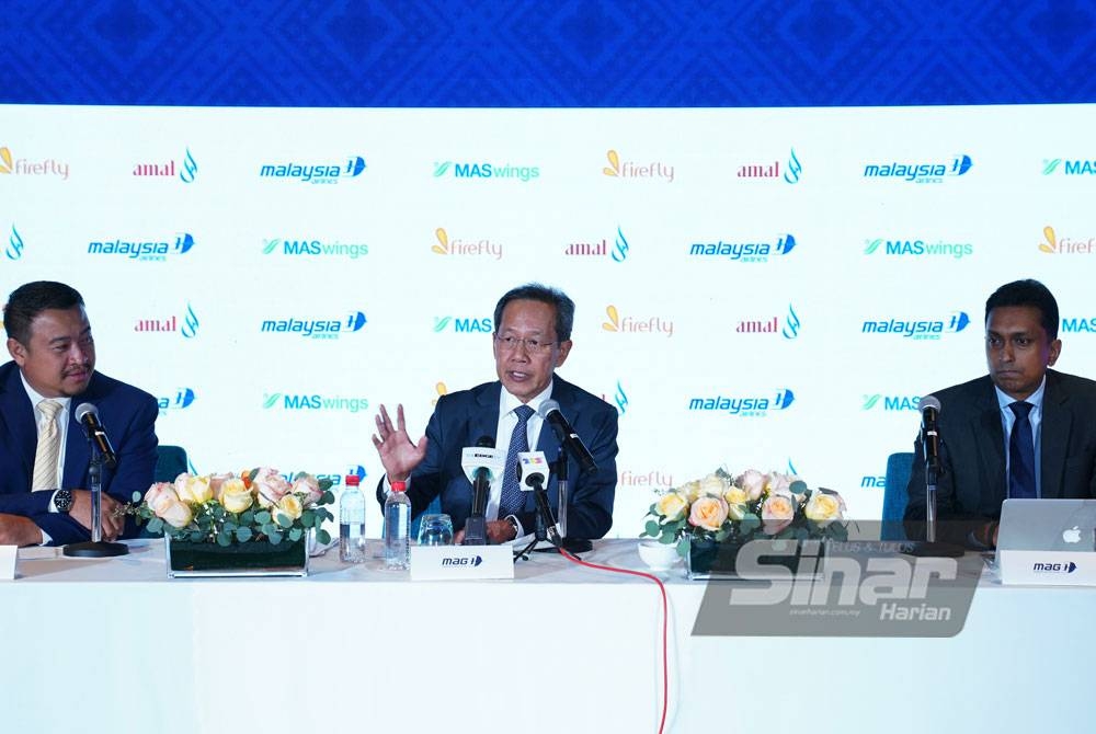 Pengarah Urusan Malaysia Aviation Group (MAG), Datuk Izham Ismail (tengah) bercakap dalam sidang akhbar di Kompleks MITEC pada Jumaat. Turut bersama Ketua Pegawai Komersial MAG, Dersenish Aresandiran (kanan) dan Ketua Pegawai Eksekutif MAG, Ahmad Luqman Mohd Azmi. Foto Sinar Harian / MOHD HALIM ABDUL WAHID.