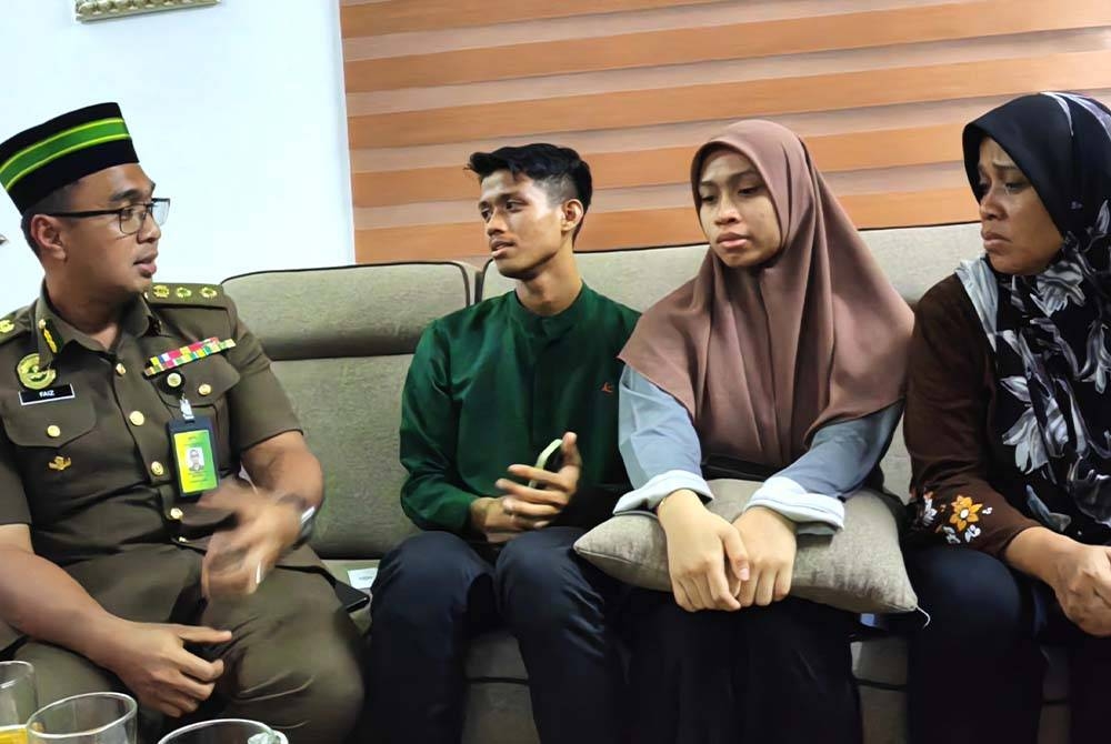 Muhammad Faiz bertanya khabar Manilizs (kanan) sekeluarga.