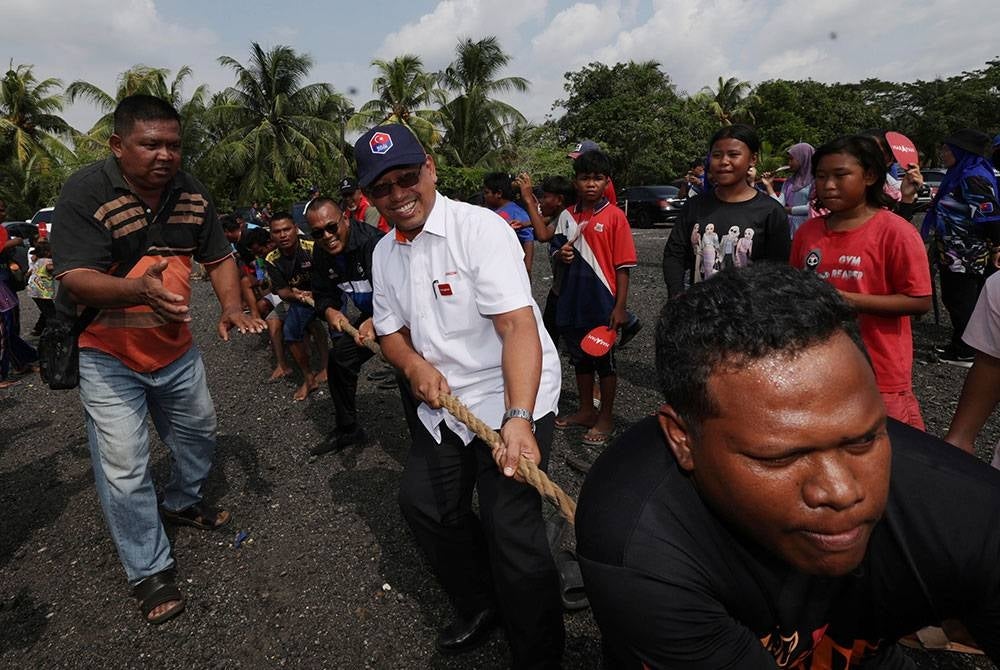 Calon Pakatan Harapan (PH) bagi Pilihan Raya Kecil Parlimen Pulai Suhaizan Kaiat menyertai sukan tarik tali bersama masyarakat Orang Asli Seletar pada Program Sukan Rakyat Orang Asli di Kampung Sungai Temun hari ini.