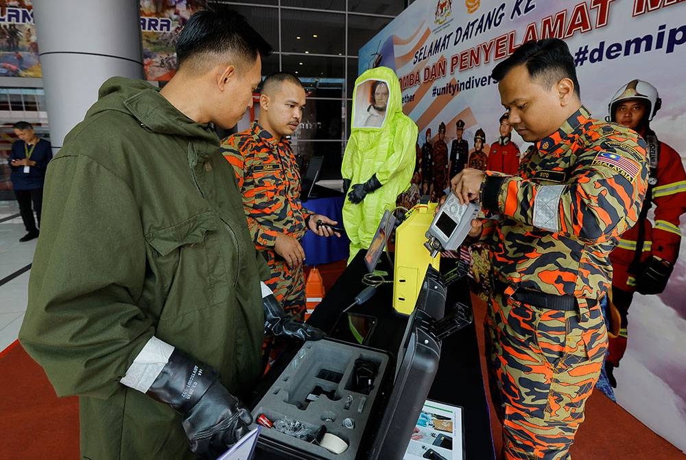 Anggota Jabatan Bomba dan Penyelamat Malaysia (JBPM) melihat peralatan terbaharu yang diterima jabatan itu bagi membantu memudahkan operasi penyelamat membabitkan gas atau bahan kimia berbahaya.
