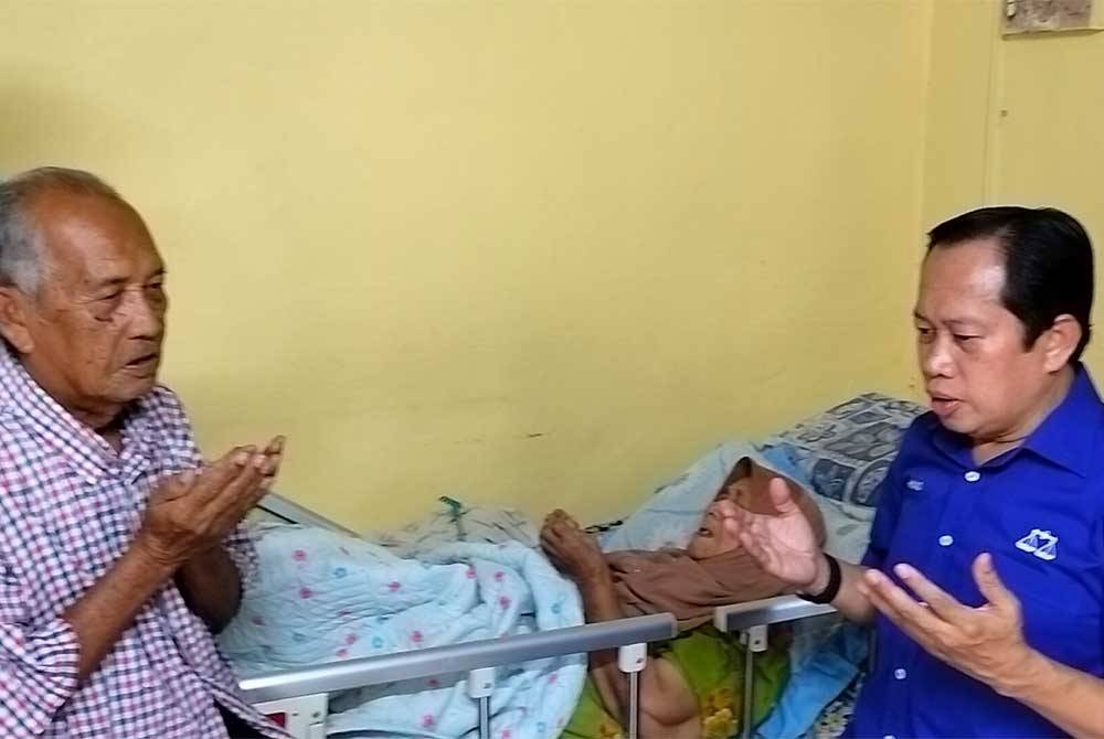 Ahmad (kiri) sewaktu mengadakan ziarah kasih di sekitar Perling pada Jumaat.